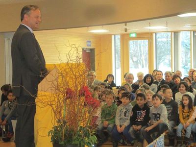 Bei der Einweihung des Neubaus der Brder Grimm Schule betonte Landrat Frank Scherer vor der Schulgemeinschaft sowie Gsten aus Kommunalpolitik und Bildungswesen, wie wichtig die Investition in die kreiseigene Sprachheilschule ist. Foto: Brder Grimm Schu