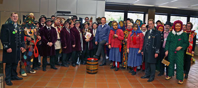 Rund 35 Nrrinnen und Narren begrte Landrat Frank Scherer (Mitte, blaues Winzerhemd) beim traditionellen Narrenempfang im Landratsamt in Offenburg, Nachweis: LRA