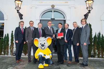 Landrat Frank Scherer bergibt den genehmigten Flchennutzungsplan an die Brgermeistervertreter der VG Ettenheim im Beisein der Europa-Park-Chefs Roland und Jrgen Mack, Holger Fischer vom Planungsbro und Anwalt Dr. Michael Thoma. Nachweis: EP