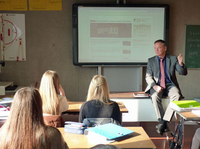 Diskussionsrunde der Klasse 11 des Wirtschaftsgymnasiums Hausach mit Landrat Frank Scherer, Foto: Kaufmnnische Schulen Hausach