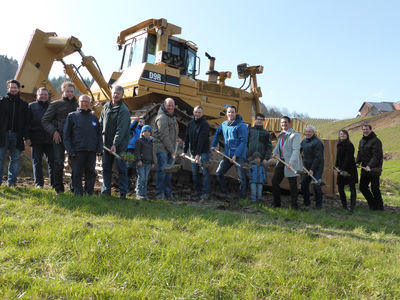 v.r. mit Spaten: Ansgar Jger, Janine Jabs, Gemeinderatsmitglied Gnther Gallwitz, Stefan Hattenbach, Mathias Baler, Felix Brk, Klemens Schnurr und Bernhard Basler, beide vom Vorstand der Teilnehmergemeinschaft, Foto: LRA