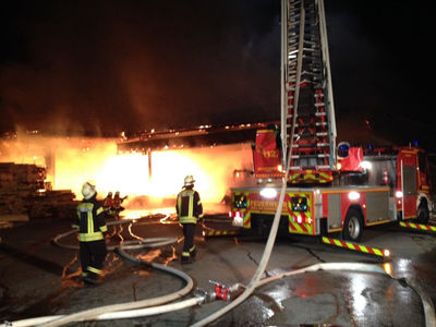 Grobrand in einem Gewerbegebiet im Ortenaukreis (Bildrechte: Feuerwehr Steinach)