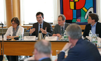 Das regionale Projektbegleitgremium Autobahnparallele wird von einer Doppelspitze der beiden Ersten Landesbeamten des Ortenaukreises, Dr. Nikolas Stoermer (2. v. l) und des Landkreises Emmendingen, Hinrich Ohlenroth (2. v. r.), geleitet. Ganz links: Dor