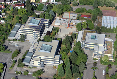 Das Kreisschulzentrum Offenburg mit Bau C rechts und dem im Bau befindlichen Bau D aus der Vogelperspektive