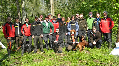 Die Forst-Trainees im Wald bei Achern. Siebte von rechts (stehend mit der blauen Jacke): Daniela Vetter. Ganz rechts: Forstbezirksleiter Bernhard Mettendorf