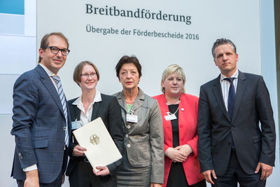 Bundesminister Alexander Dobrindt (links) bergibt den Zuwendungsbescheid in Hhe von 50.000 Euro fr die Frderung von Beratungsleistungen im Breitbandausbau an Dr. Diana Kohlmann (2. v. links) vom Landratsamt Ortenaukreis, daneben die Bundestagsabgeordn