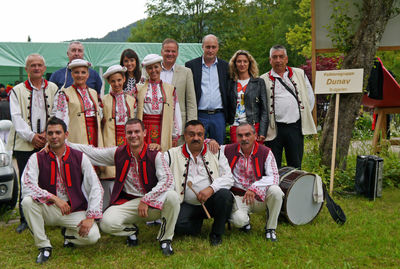 Die bulgarische Folkloregruppe »Dunav« aus Vidin nahm auf Initiative von Landrat Frank Scherer (4. v. r. Links daneben: Gattin Dr. Evgeniya Scherer) beim 38. Ortenauer Kreistrachtenfest teil. Unter der Leitung von Gouverneur Momchil Stankov (3. v. r) besu