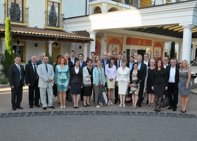 Europa-Park-Geschäftsführer Jürgen Mack (7. v. r) begrüßt die Delgation aus Vidin und die Vertreter des Ortenaukreis um Landrat Frank Scherer (13. v. r.) vor dem Europa-Park Hotel Resort. Nachweis: Europa-Park