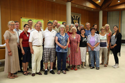 Teilnehmer des Themenmarktplatzes zusammen mit den Veranstaltern des Landratsamts Ortenaukreis, Ursula Moster (3. v. r.), Christel Ble-Eberhart (1. v. l.) und Ingo Kempf (4. v. l.), Foto: LRA