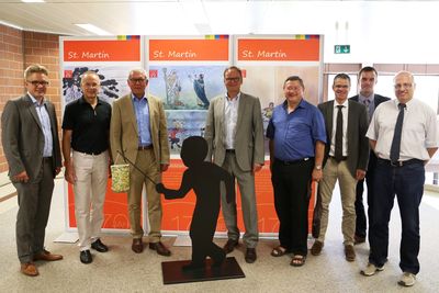 Im Beisein von Bürgermeistern, Kreisräten sowie Vertretern der Verwaltung eröffnete Landrat Frank Scherer (5. v. r.) eine kindgerechte Wanderausstellung über das Leben des Heiligen Martin, die bis zum 11. August im Landratsamt in Offenburg zu sehen ist. F