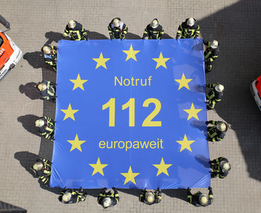 Neutrales Symbolfoto (Nachweis: Europe Direct Network), 112-Logo als Sprungtuch: ber die 112 werden die Menschen im Notfall wie mit einem Sprungtuch aufgefangen. Hinter der 112 stehen europaweit Menschen und Dienste bereit, um anderen Menschen mit ei