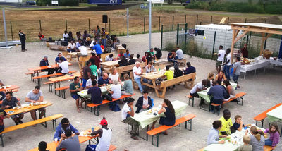 Stimmungsvolles Grillfest im Containerdorf in Lahr