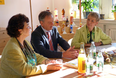 Landrat Frank Scherer (Mitte) hob beim Besuch von Staatssekretärin Friedlinde Gurr-Hirsch (rechts) die Bedeutung des Ernährungszentrums als wichtiger Bildungspartner für die verschiedenen Einrichtungen und Institutionen im Ortenaukreis hervor. Rechts: Luz