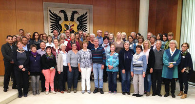 Rund 60 Ehrenamtliche der Flchtlingshilfe im Ortenaukreis freuten sich ber das gelungene Seminar zum Thema interkulturelle Kommunikation mit dem Referentenduo Dr. Katrin Gratz (1. Reihe links) und Naser El Bardanohi (2. Reihe links) sowie Ehrenamtskoord