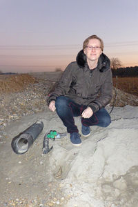 Diana Kohlmann, Leiterin der Stabsstelle Breitband beim Landratsamt Ortenaukreis, zeigt die Leerrohre, die vom Ortenaukreis bei den Bauarbeiten zum Wasserpark des Europa-Parks in Rust mitverlegt wurden. Foto: LRA