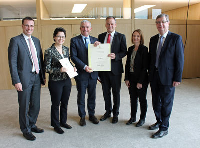 Innenminister Thomas Strobl (3. v. l.) übergibt den Förderbescheid über 16.500 Euro an Landrat Frank Scherer (4. v. l.) im Beisein der Ortenauer Landtagsabgeordneten Volker Schebesta, Marion Gentges, Sandra Boser und Willi Stächele (von links), Foto: IM