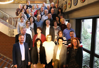 Die Dienstjubilare des Landratsamts Ortenaukreis mit (vorne v. l.) Landrat Frank Scherer, Personaldezernentin Jutta Gndig, Personalamtsleiterin Elke Kasper und stellv. Personalratsvorsitzende Antje Manglitz, Nachweis: Landratsamt Ortenaukreis