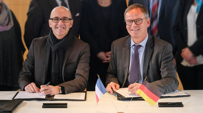 Landrat Frank Scherer (rechts) und Präsident Frédéric Bierry unterzeichnen eine Partnerschaftsvereinbarung, die eine stärkere Zusammenarbeit der beiden Verwaltungen beinhaltet.