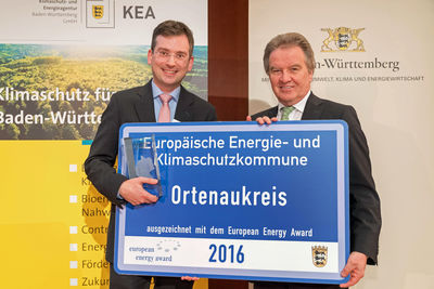 Nikolas Stoermer (links), Erster Landesbeamte des Ortenaukreises, bekommt den European Energy Award von Franz Untersteller, Minister fr Umwelt, Klima und Energiewirtschaft Baden-Wrttemberg, berreicht. Foto: Umweltministerium