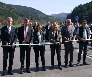 Landrat Frank Scherer (2.v.l.) gab gestern Nachmittag gemeinsam mit der Grnen-Landtagsabgeordneten Sandra Boser (3.v.l.) und den Brgermeistern Heinz Winkler, Haslach (2.v.r.) und Henry Heller, Hofstetten (1.v.l.) die beiden Radwegabschnitte und die neue