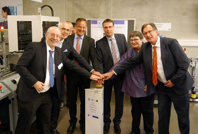Projektleiter Jochen Dapp, Werner Reif von der IHK, Landrat Frank Scherer, Staatssekretär Volker Schebesta, Schulleiterin Monika Burgmaier und der Vizepräsident der IHK Armin Stolzer weihen die Lernfabrik 4.0 an der Gewerblich-Technischen Schule des Orten
