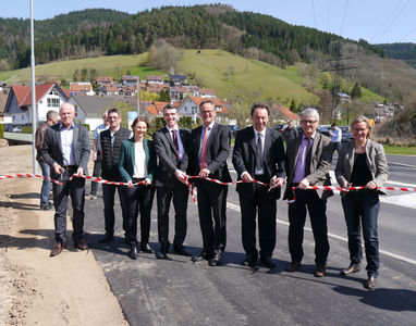 Landrat Frank Scherer (4.v.r.) erffnete gestern Nachmittag gemeinsam mit der Grnen-Landtagsabgeordneten Sandra Boser (3.v.l.) und den Brgermeistern Thomas Geppert, Wolfach (4.v.l.), Manfred Whrle, Hausach (2.v.r.) und Siegfried Eckert, Gutach (3.v.r.)