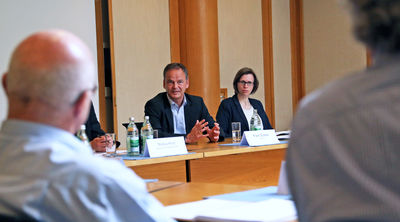 Frank Scherer ging bei der fnften Ausgabe von Landrat unplugged in lockerer Atmosphre auf die Anliegen der Ortenauer ein. Rechts neben Scherer sitzt seine Stabsstellenleiterin Bettina Ebert. Foto: LRA