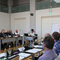 Natascha Kaiser, Leiterin Flchtlingssozialdienst, stellt das Betreuungskonzept fr die Anschlussunterbringung vor. Foto: LRA