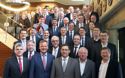 Der Ortenaukreis hat heute mit 45 Ortenauer Kommunen die Breitband Ortenau GmbH & Co. KG gegründet. Landrat Frank Scherer (2.v.l.) ist Vorsitzender des Aufsichtsrates, als Stellvertreter wurde Acherns Oberbürgermeister Klaus Muttach gewählt (3. v. l.). Li
