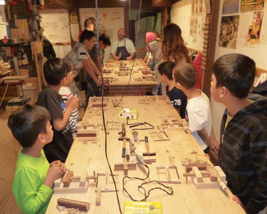 Flchtlingsfamilien aus einer Vorlufigen Unterkunft des Ortenaukreises in Kehl lernten im Freilichtmuseum Vogtsbauernhof in Gutach, wie die Menschen im Schwarzwald einst lebten. Unter Anleitung von Ewald Lehmann (hinten, Mitte) konnten die jngsten Museu