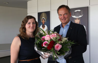 Landrat Frank Scherer beglckwnschte Nadine Lurk zu ihrem erfolgreichen Ausbildungsabschluss und berreichte ihr als kleine Anerkennung einen Blumenstrau. Foto: LRA