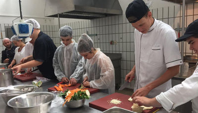 Die bulgarischen Jugendlichen erhielten beim Besuch der Beruflichen Schulen Kehl Einblick, wie Restaurant- und Hotelfachleute, Kche und Kchinnen in Deutschland ausgebildet werden und testeten gleich die Kochmglichkeiten in der Ausbildungskche. Foto: L