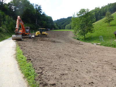 Der letzte Teilabschnitt der verfllten Deponieflche wurde in den letzten Tagen modelliert, damit sich das Gelnde der Landschaft anpasst und so eine gut zu bewirtschaftende, landwirtschaftliche Grnflche entsteht. Foto: LRA