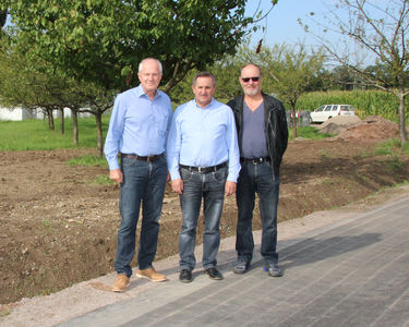 Roland Gäßler, Leiter des Straßenbauamtes im Landratsamt Ortenaukreis (links), Roland Mündel, Bauamtsleiter der Stadt Rheinau (mitte) und Manfred Kreß, Kreisrat und Ortsvorsteher von Helmlingen (rechts) bei der heutigen Verkehrsfreigabe. Foto: Stadt Rhein