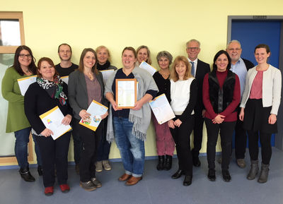 Die Lehrkräfte der Grundschule Kork mit Schulleiterin Sina Wohlfarth (6.v.l.) sowie (v.r.n.l.) die regionale Präventionsbeauftragte Michaela Tisch vom Landratsamt Ortenaukreis, Ortsvorsteher Patric Jockers, Fachbereichsleiterin Bürgerdienste und Soziales