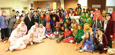 Landrat Frank Scherer (Mitte, blaues Winzerhemd) mit Ortenauer Hs- und Maskentrger beim traditionellen Narrenempfang im Landratsamt. Foto: LRA