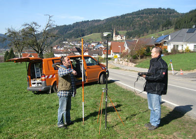 Mitarbeiter des Landratsamtes Ortenaukreises bei Vermessungsarbeiten im Schwarzwald. Foto: LRA