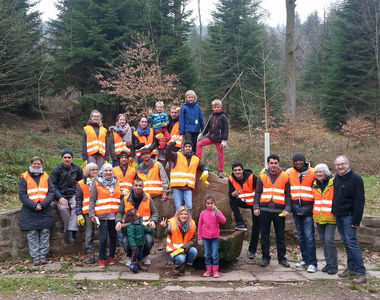 Wie bei der letzten Kreisputzete in 2016 sind auch in diesem Jahr wieder Zuwanderer wie hier in Oberschopfheim mit dabei. Foto: LRA