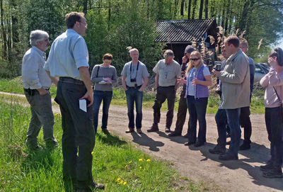 links: Forstbezirksleiter Bernhard Mettendorf und Revierförster Markus Gutmann mit den weißrussischen Exkursionsteilnehmern. Foto: LRA