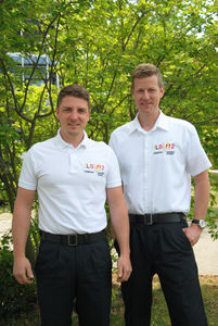 Im Rahmen eines Trageversuchs testen Mitarbeiter der Integrierten Leitstelle Ortenau wie hier Leitstellendisponent Thomas Udri (l.) und Urs Kramer (r.), Leiter des Amts für Brand- und Katastrophenschutz, neue Dienstuniformen. Foto: LRA