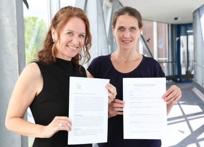 Evelyn Bressau (links), Leiterin der Arbeitsgruppe Sicherstellung der ambulanten medizinischen Versorgung im Ortenaukreis der KGK und Janine Feicke (rechts), Leiterin der Geschftsstelle der KGK, rufen die Ortenauer Hausrzte, Fachrzte und Psychotherap