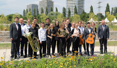 Die erfolgreichen Teilnehmer des Bundeswettbewerbs Jugend musiziert 2018, li. Dr. Nikolas Stoermer, Erster Landesbeamter des Ortenaukreises, neben ihm Rudolf Heidler, Vorsitzender des Regionalausschusses und  re. Klaus Bhler, Bereichsdirektor Sparkasse. Foto: LRA