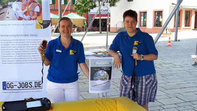 Annett Ottinger (li.) und  Katrin Clau vom Amt Vermessung & Flurneuordnung haben schon whrend der Aktionswoche 2017 auf dem Marktplatz in Offenburg Geocaching angeboten. Foto: Landratsamt Ortenaukreis