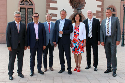 Auf Initiative von Landrat Frank Scherer (Mitte) fand nun im Bhler Rathaus ein Gesprch zur aktuellen Situation der Kliniklandschaft im Landkreis Rastatt und dem Ortenaukreis statt. Von links: OB Hubert Schnurr, OB Klaus Muttach, Landrte Jrgen Buerle