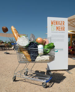 Die Ausstellung  »Weniger ist mehr« des Eigenbetriebs Abfallwirtschaft widmet sich der Problematik der Lebensmittelverschwendung. Foto: LRA