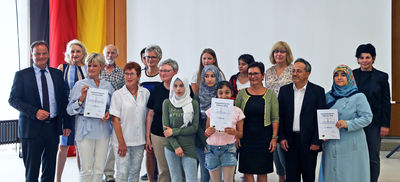 Landrat Frank Scherer (links) und Bereichsdirektorin Rita Bcherer von der Sparkasse Offenburg/Ortenau mit den Preistrgern des Integrationspreises Ortenau 2018.