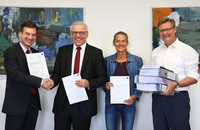 V.l.n.r: Der Erste Landesbeamte des Ortenaukreises Dr. Nikolas Stoermer mit Andreas Markowsky, Ökostrom Consulting Freiburg GmbH, Kirsten Simonsen, Ingenieurbüro Simonsen Lill Consult, und Klaus Preiser von Badenova bei der Übergabe der umfassenden Genehm