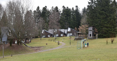 Das Familiendorf Eckenhof in Schramberg im Schwarzwald besteht neben zentralen Gebuden wie der ehemaligen Junghans-Villa aus kleinen Holzhusern fr die Familien mitten in einem attraktiven Freizeitgelnde fr Kinder.