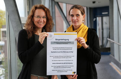 Evelyn Bressau (l.), Leiterin der Arbeitsgruppe, und Janine Feicke (r.), Leiterin der Geschftsstelle der Kommunalen Gesundheitskonferenz, rufen die Brger im Ortenaukreis zur Teilnahme an einer Befragung zur ambulanten gesundheitlichen Versorgung auf.