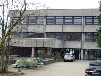 Die veraltete Fassade des Hauptgebäudes der Gewerblichen Schule in Wolfach weist eine schlechte Wärmedämmung auf und muss energetisch saniert werden.